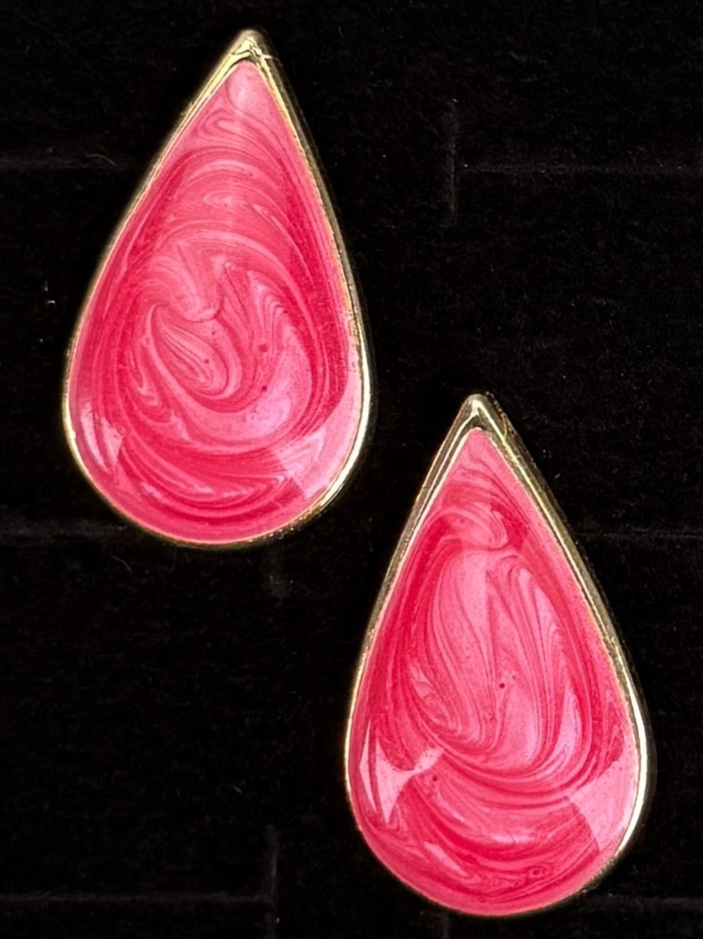 Beautiful goldtone, pink swirl enamel lightweight costume pierced earrings